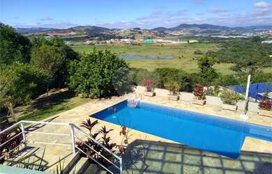 Imagem: A casa possui 3 Dormitórios, 4 Banheiros, 4 Vagas na garagem