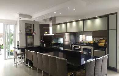 Imagem: A casa e possui 4 Dormitórios, Suítes, 4 Banheiros, 3 Vagas