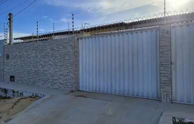 Imagem: A casa possui 3 Dormitórios, 2 Banheiros, 2 Vagas na garagem