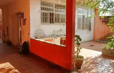 Imagem: A casa possui 3 Dormitórios, 2 Banheiros, 2 Vagas na garagem