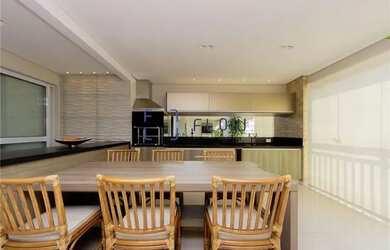 Imagem: O apartamento possui 4 Dormitórios, 2 Banheiros, 4 Vagas na