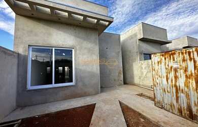 Imagem: A casa possui 3 Dormitórios, 2 Banheiros, 3 Vagas na garagem