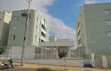 Imagem: O apartamento possui 3 Dormitórios, 1 Banheiro, 1 Vaga na garagem