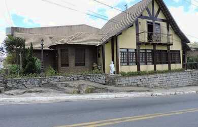 Imagem: A casa possui 5 Dormitórios e 2 Vagas na garagem e está localizado