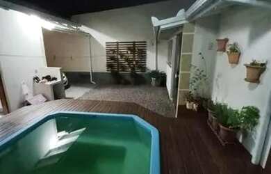 Imagem: A casa possui 2 Dormitórios, 2 Banheiros, 1 Vaga na garagem