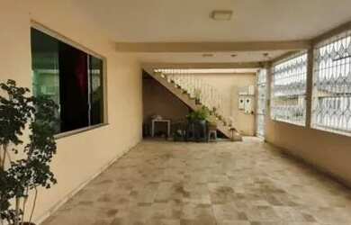 Imagem: A casa possui 3 Dormitórios, 1 Banheiro, 2 Vagas na garagem