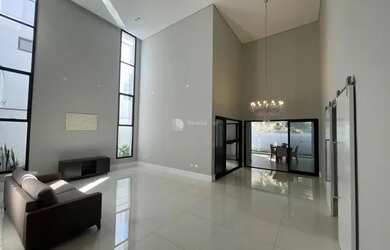 Imagem: A casa possui 3 Dormitórios, 2 Banheiros, 4 Vagas na garagem