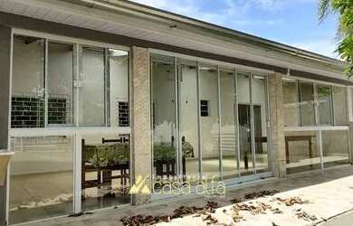 Imagem: A casa possui 2 Dormitórios, 2 Banheiros, 2 Vagas na garagem