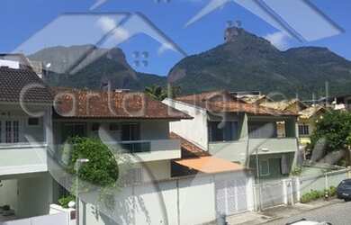 Imagem: A casa em condomínio possui 4 Dormitórios, 4 Banheiros, 2