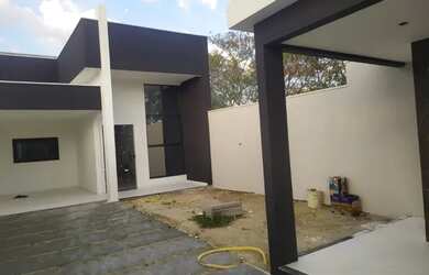 Imagem: A casa possui 3 Dormitórios, 1 Banheiro, 2 Vagas na garagem