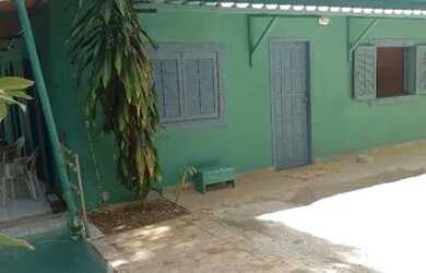 Imagem: A casa possui 3 Dormitórios, 3 Banheiros, 2 Vagas na garagem