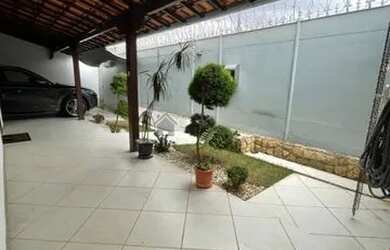 Imagem: A casa possui 4 Dormitórios, 3 Banheiros, 2 Vagas na garagem