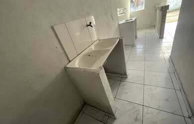 Imagem: A casa possui 1 Dormitório, 1 Banheiro, 1 Vaga na garagem e