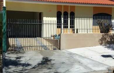 Imagem: A casa possui 2 Dormitórios, 1 Banheiro, 1 Vaga na garagem