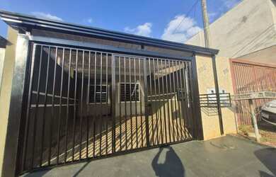 Imagem: A casa possui 2 Dormitórios, 1 Banheiro, 2 Vagas na garagem