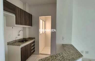 Imagem: O apartamento possui 1 Dormitório, 1 Banheiro, 1 Vaga na garagem