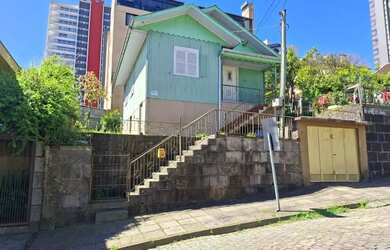 Imagem: A casa possui 3 Dormitórios, 1 Banheiro, 1 Vaga na garagem