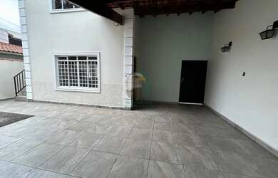 Imagem: A casa possui 3 Dormitórios, 2 Banheiros, 2 Vagas na garagem