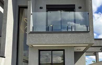 Imagem: A casa possui 3 Dormitórios, 2 Banheiros, 1 Vaga na garagem