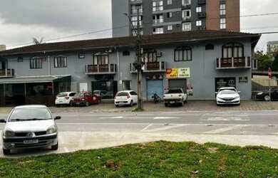 Imagem: O depósito à venda possui 5 Vagas na garagem e 568m² de Área