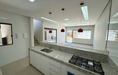 Imagem: A casa possui 3 Dormitórios, 1 Banheiro, 3 Vagas na garagem