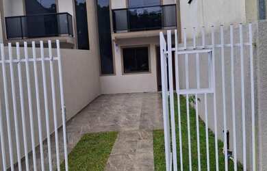 Imagem: A casa possui 3 Dormitórios, 1 Banheiro, 2 Vagas na garagem