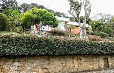 Imagem: A casa possui 3 Dormitórios, 3 Banheiros, 5 Vagas na garagem