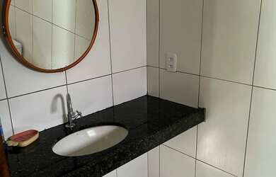 Imagem: A casa possui 3 Dormitórios, Acomodam 8 pessoas, 5 Vagas na