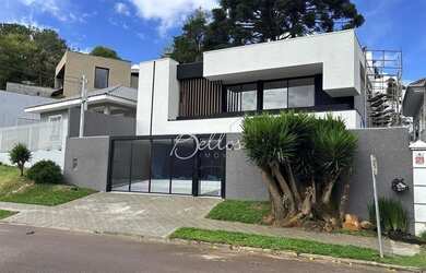 Imagem: A casa possui 4 Dormitórios, 4 Banheiros, 5 Vagas na garagem