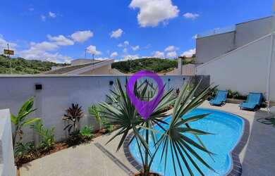 Imagem: A casa possui 3 Dormitórios, 2 Banheiros, 4 Vagas na garagem