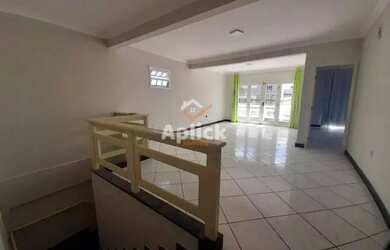 Imagem: A casa possui 3 Dormitórios, 2 Banheiros, 1 Vaga na garagem