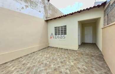 Imagem: A casa possui 2 Dormitórios, 2 Banheiros, 2 Vagas na garagem