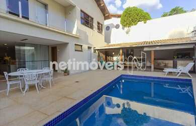 Imagem: A casa possui 4 Dormitórios, 5 Banheiros, 5 Vagas na garagem