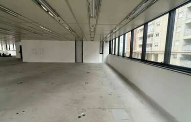 Imagem: O depósito possui 5 Vagas na garagem, 202m² de Área e está