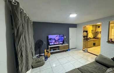 Imagem: A casa possui 2 Dormitórios, 1 Banheiro, 2 Vagas na garagem