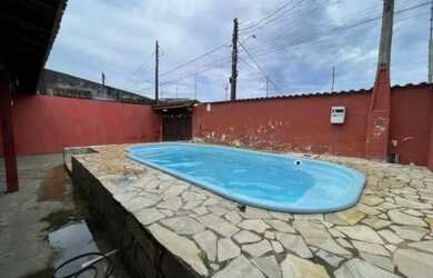 Imagem: A casa possui 3 Dormitórios, 2 Banheiros, 2 Vagas na garagem