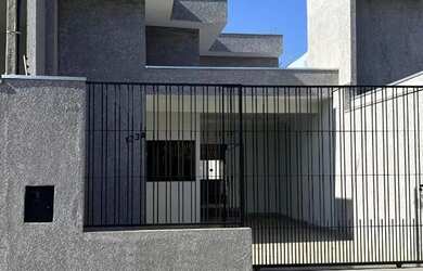 Imagem: A casa possui 3 Dormitórios, 2 Banheiros, 2 Vagas na garagem