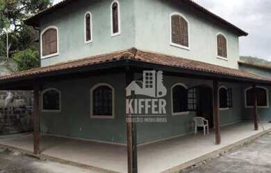 Imagem: A casa possui 4 Dormitórios, 3 Banheiros, 5 Vagas na garagem