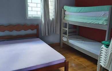 Imagem: A casa possui 3 Dormitórios, Acomodam 13 pessoas, 4 Vagas na