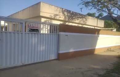 Imagem: A casa possui 3 Dormitórios, 1 Banheiro, 1 Vaga na garagem