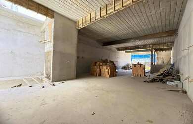 Imagem: O depósito possui 5 Vagas na garagem, 710m² de Área e está