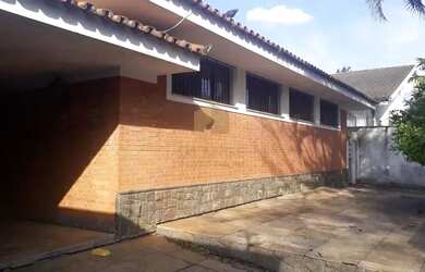 Imagem: A casa possui 4 Dormitórios, 4 Banheiros, 5 Vagas na garagem