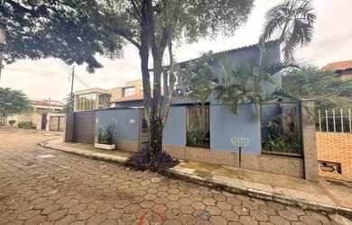 Imagem: A casa possui 4 Dormitórios, 4 Banheiros, 3 Vagas na garagem