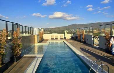 Imagem: O apartamento possui 1 Dormitório, 1 Banheiro, 1 Vaga na garagem