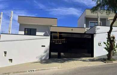Imagem: A casa possui 3 Dormitórios, 3 Banheiros, 4 Vagas na garagem