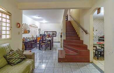 Imagem: A casa possui 5 Dormitórios, 5 Banheiros, 5 Vagas na garagem