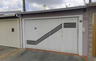 Imagem: A casa possui 2 Dormitórios, 1 Banheiro, 2 Vagas na garagem