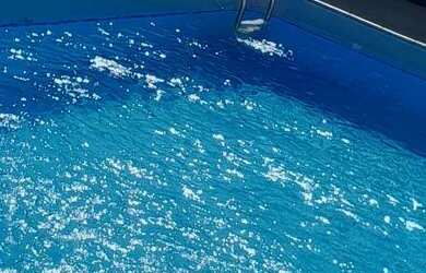 Imagem: A casa possui 4 Dormitórios, Acomodam 15 pessoas, 5 Vagas na