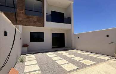 Imagem: A casa possui 3 Dormitórios, 1 Banheiro, 1 Vaga na garagem