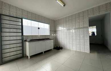 Imagem: A casa possui 4 Dormitórios, 2 Banheiros, 2 Vagas na garagem